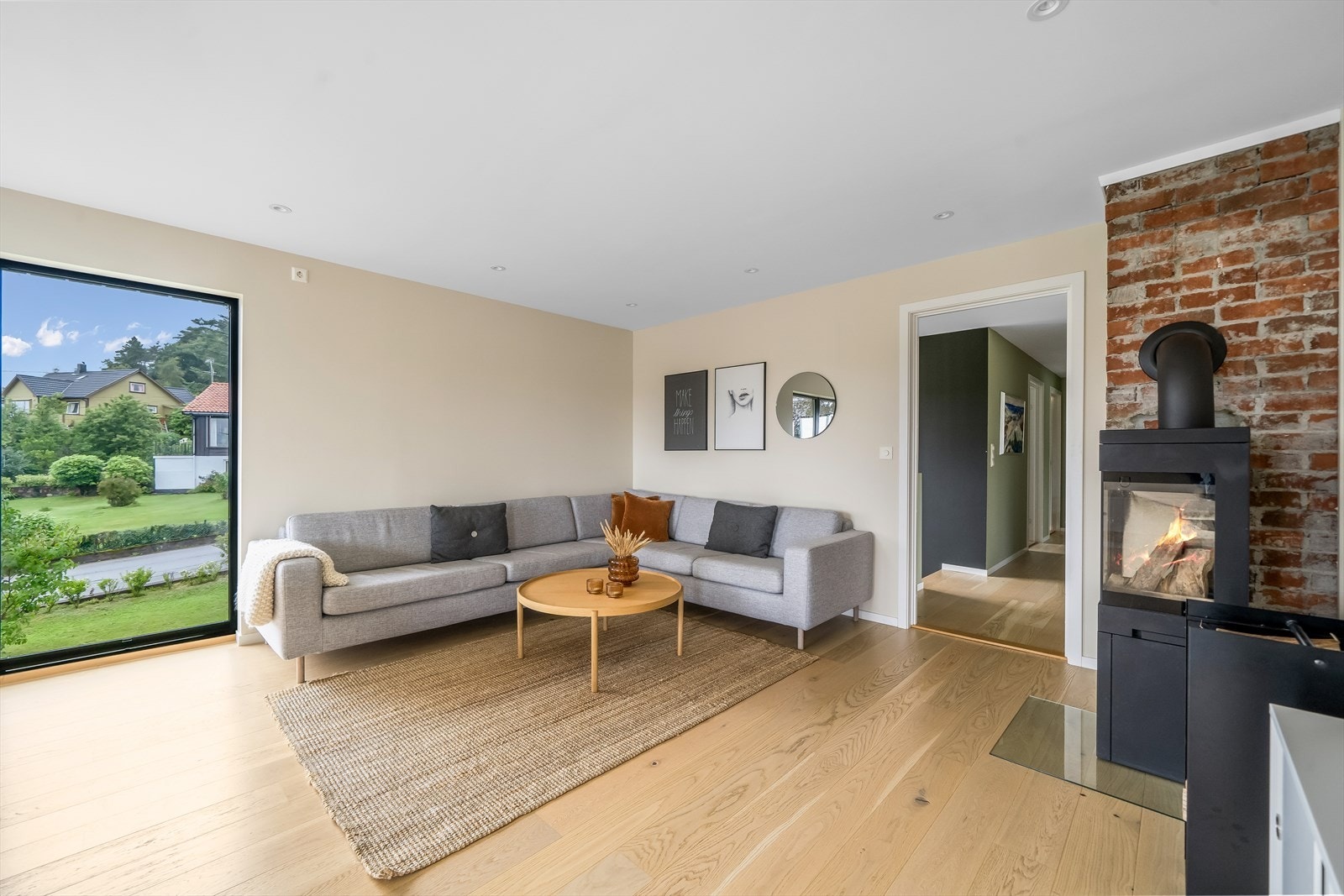 Sofagruppe med peis hvor man kan varme seg på kalde dager. Galleribilde