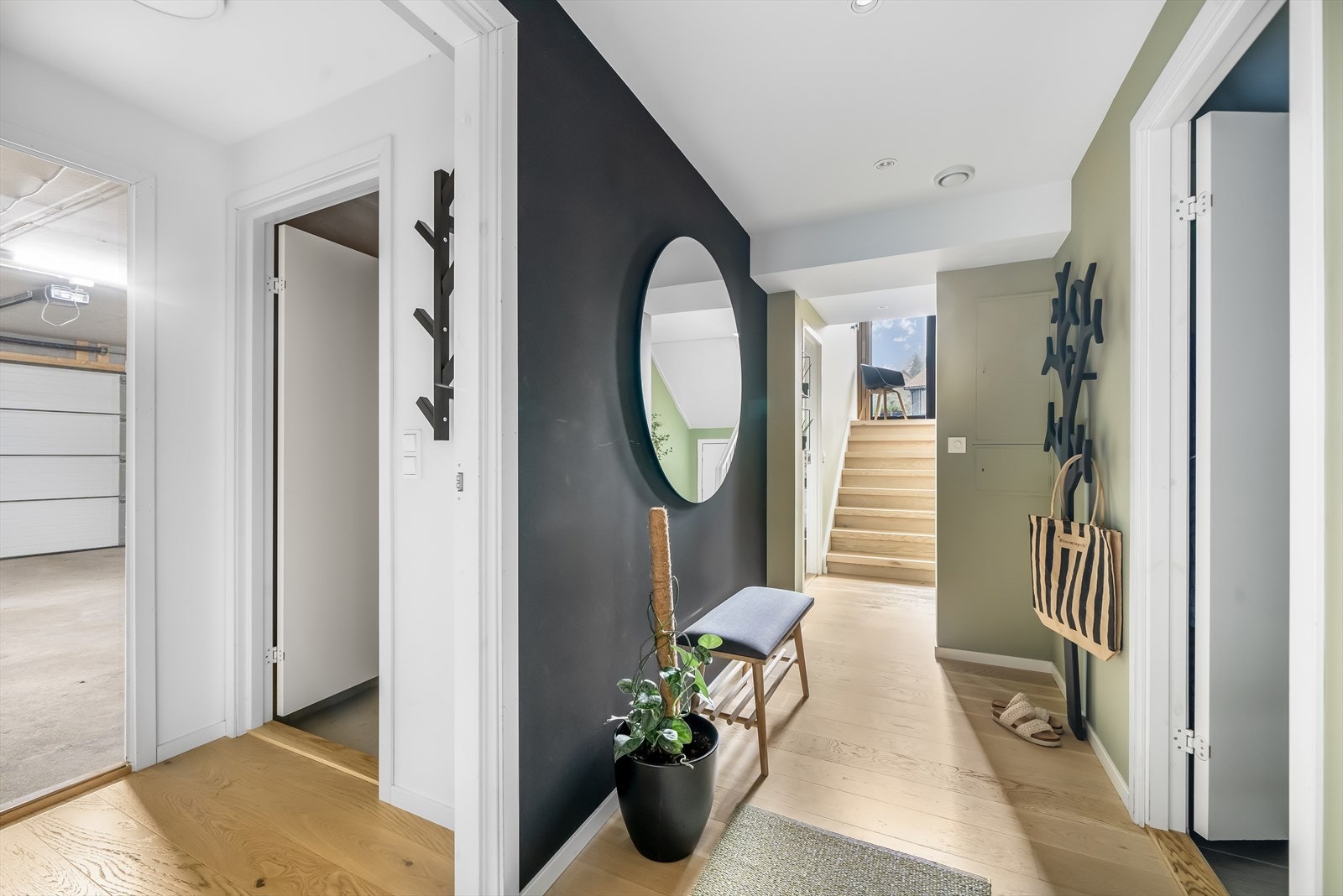 Bi-inngang via garasjen. Galleribilde