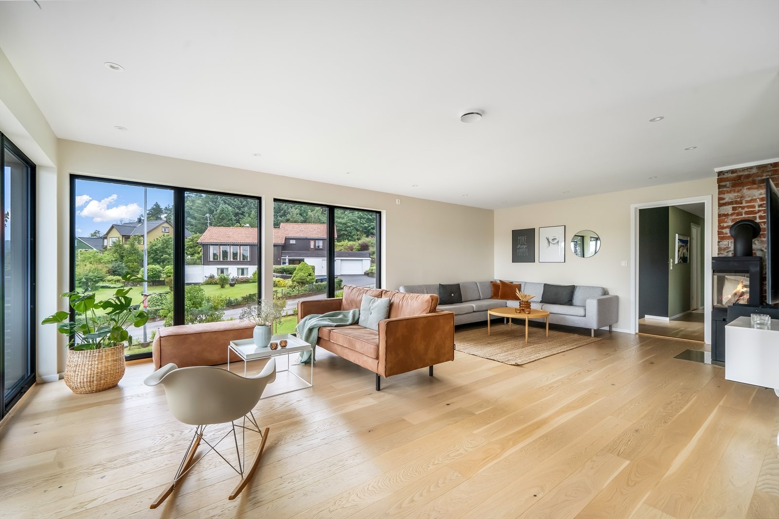 Stuens utforming gir rom for møblering i soner. Galleribilde