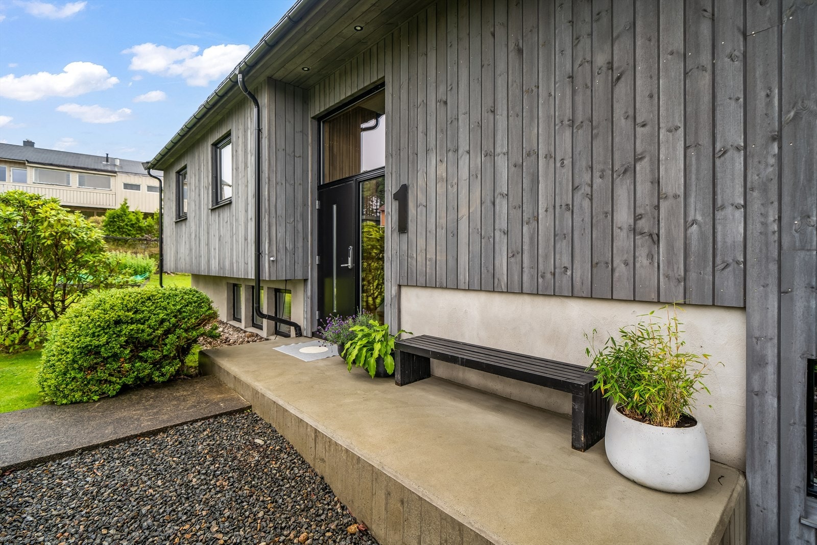 Overbygd inngangsparti med støpt platting. Galleribilde