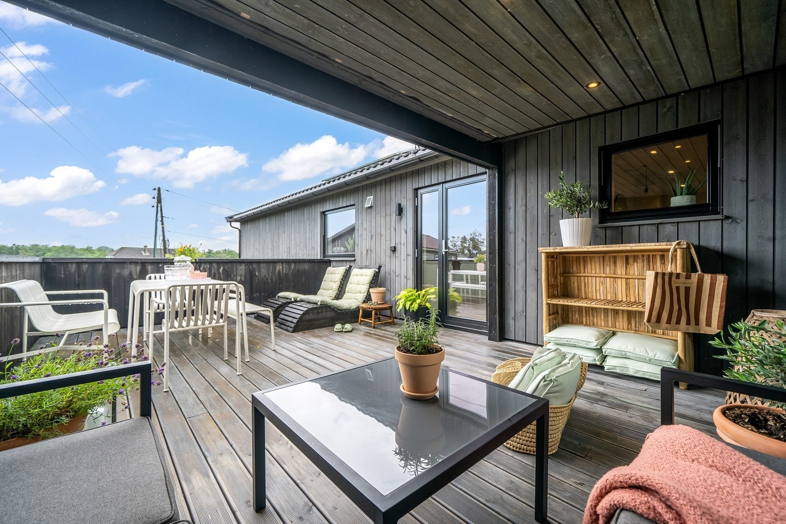 Trivelig uteplass med stemningslys. En lun og solrik plass. Galleribilde