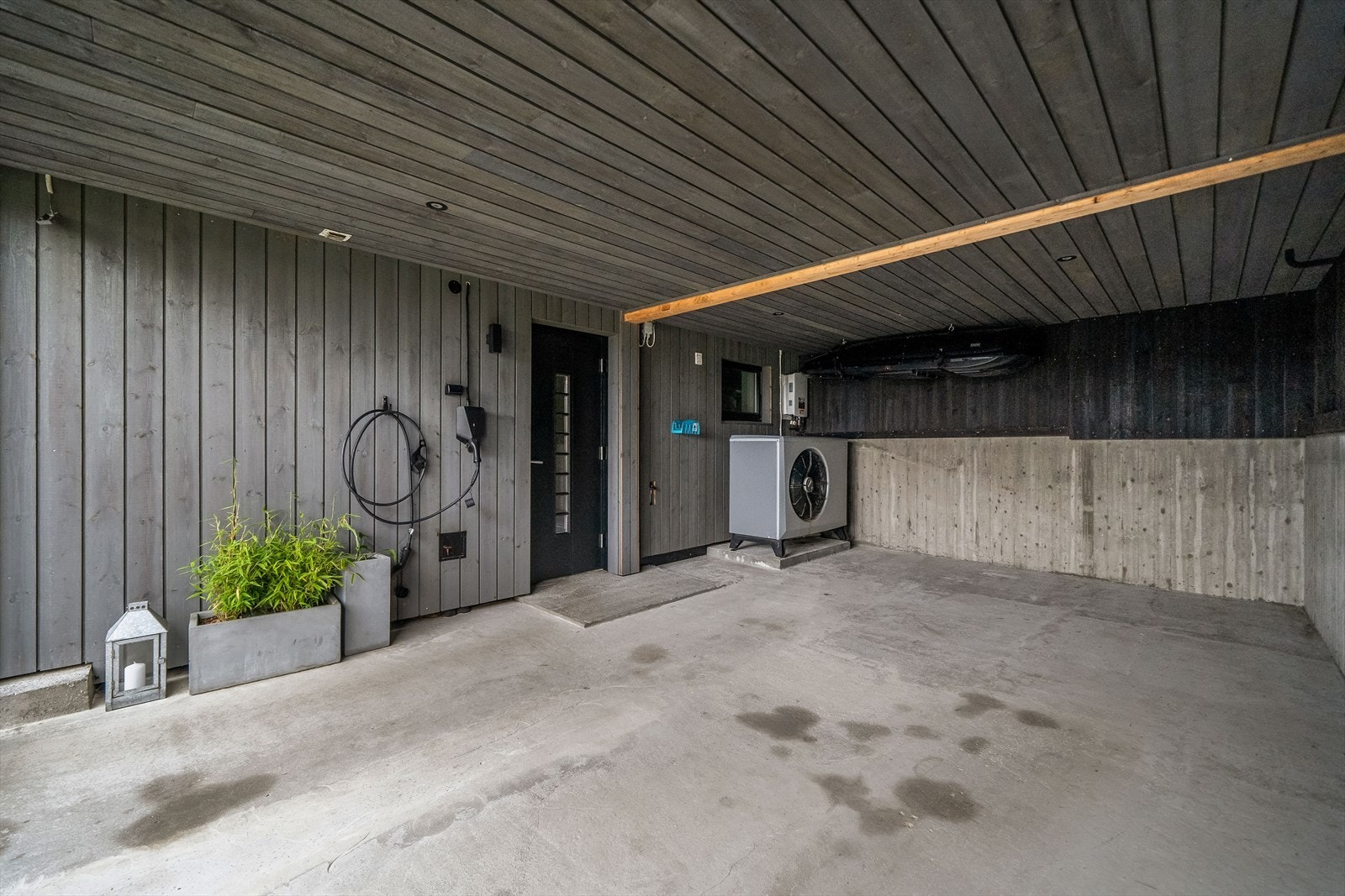 Carport med adkomst inn til boligen, samt el-billader. Galleribilde