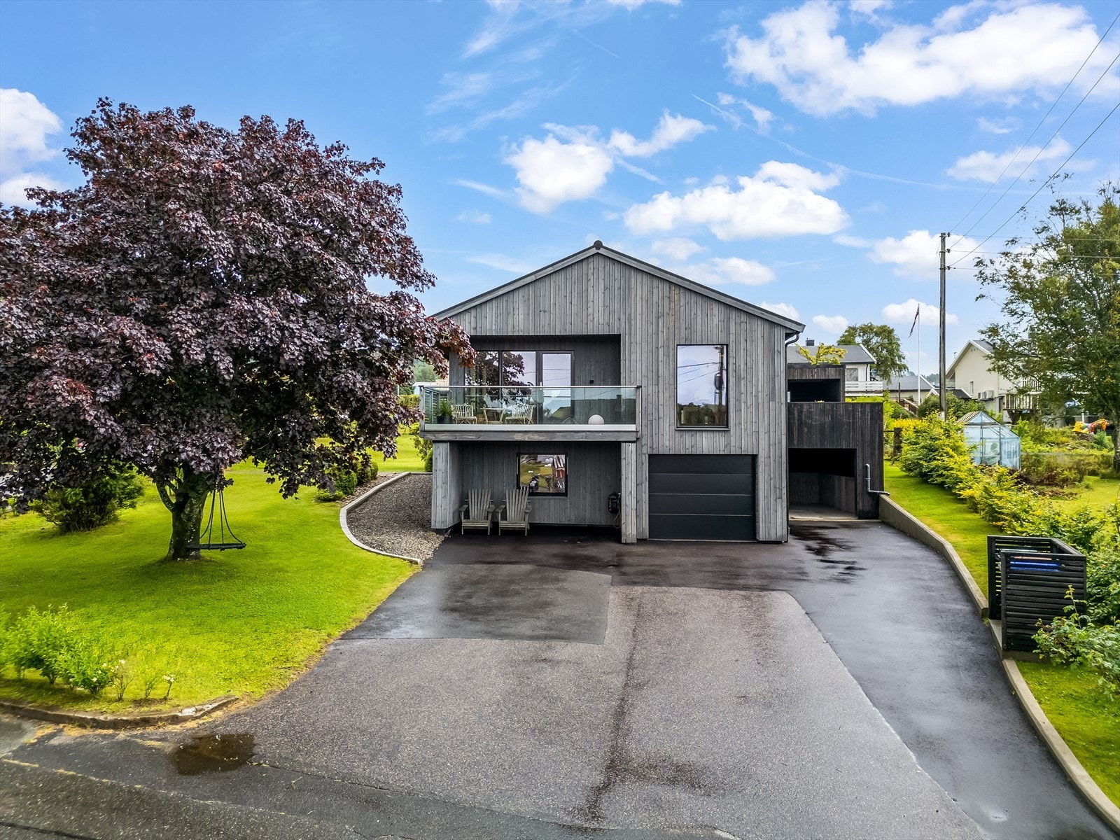 Praktisk tun med gode parkeringsmuligheter. Galleribilde