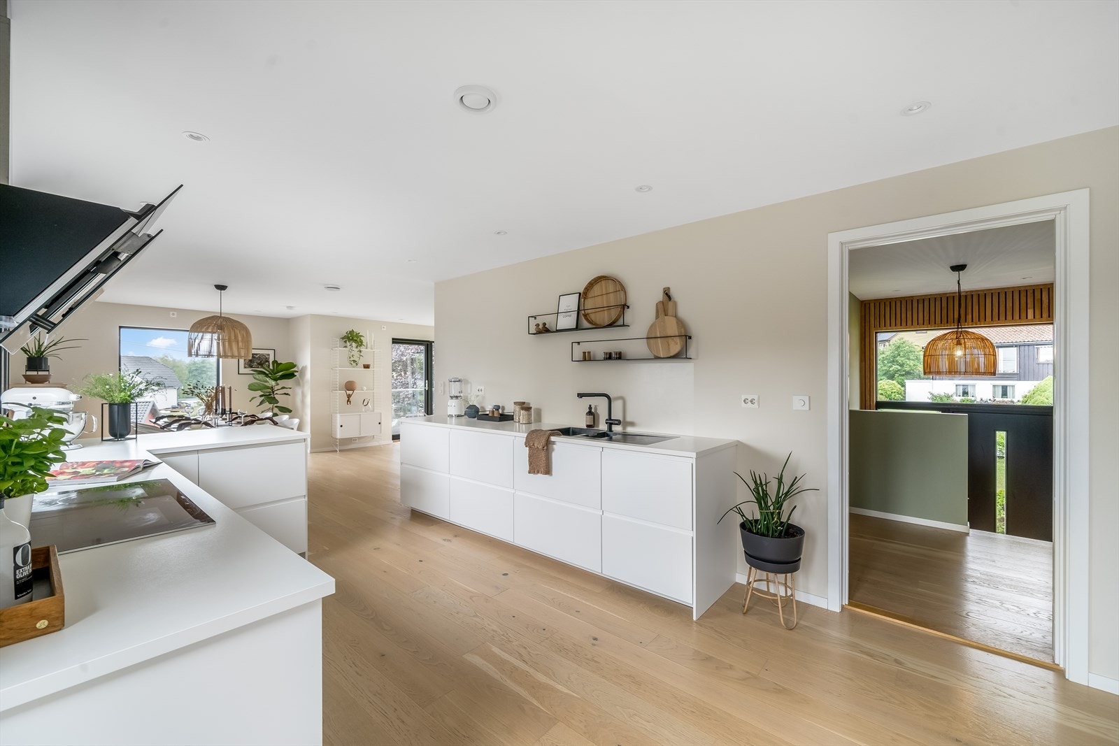 Kjøkkenet gir rom for en god arbeidsplass og har sosial løsning mot stua. Galleribilde