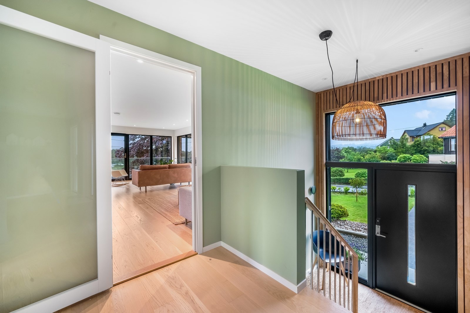 Inngangsparti med trappesats opp til hovedetasjen. Galleribilde