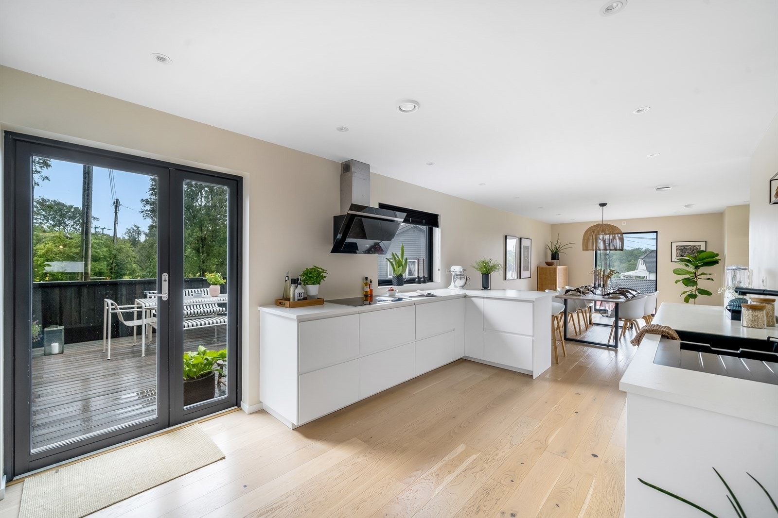 Flott kjøkken med utgang til veranda. Galleribilde