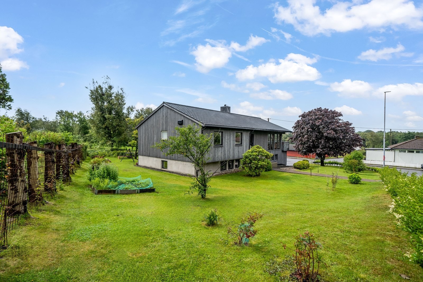 En flott eiendom med stor solrik tomt. Galleribilde