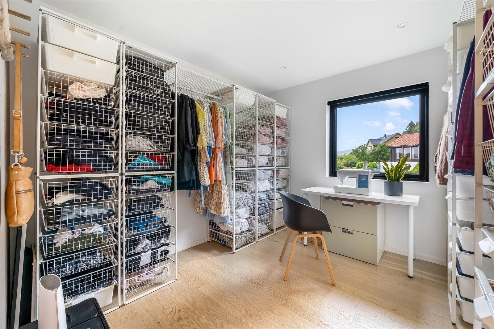 Garderoberom/syrom i hovedetasjen som også kan benyttes som soverom. Galleribilde