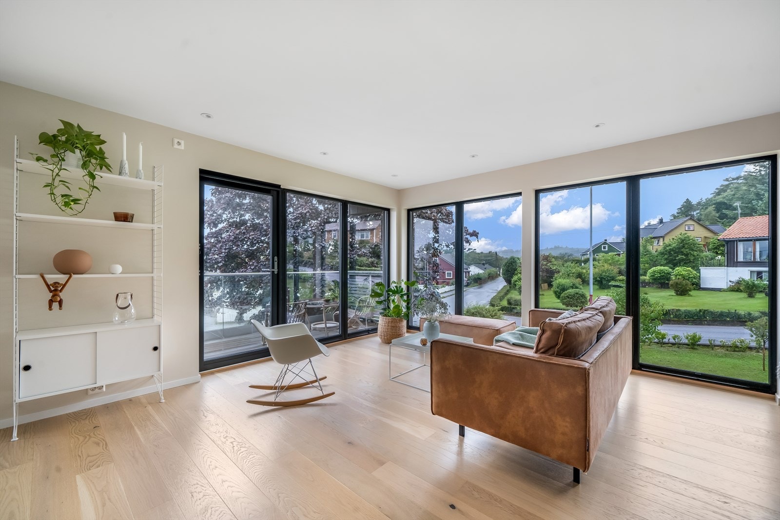 Store vindusflater i stuen og utgang til en liten balkong. Galleribilde