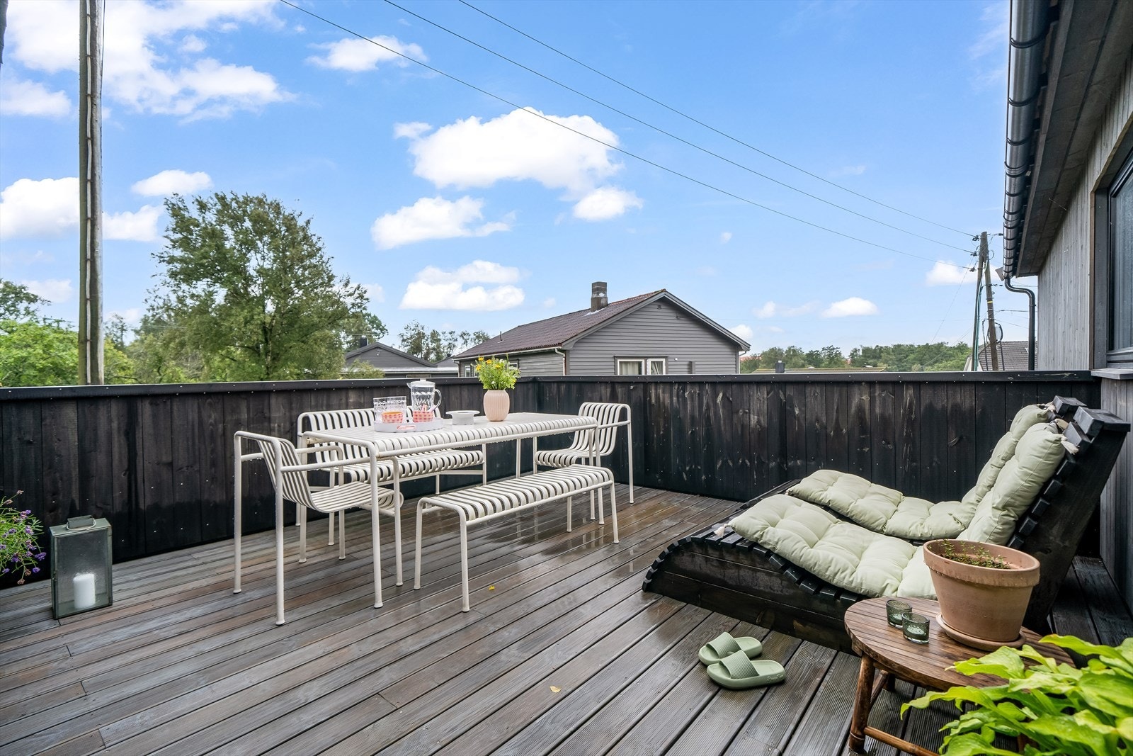 En meget solrik plass. Galleribilde