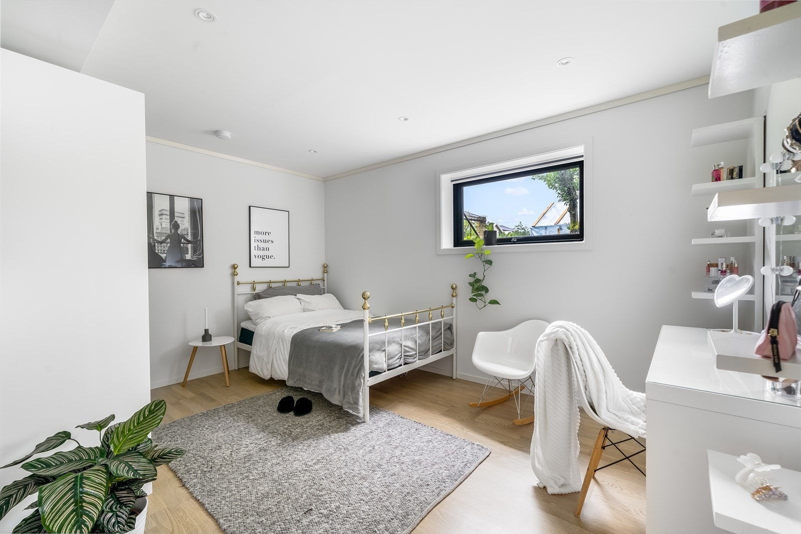 Soverom i underetasjen. Ikke godkjent ihht. originale tegninger. Rommet er godkjent som bod og hushold. Galleribilde