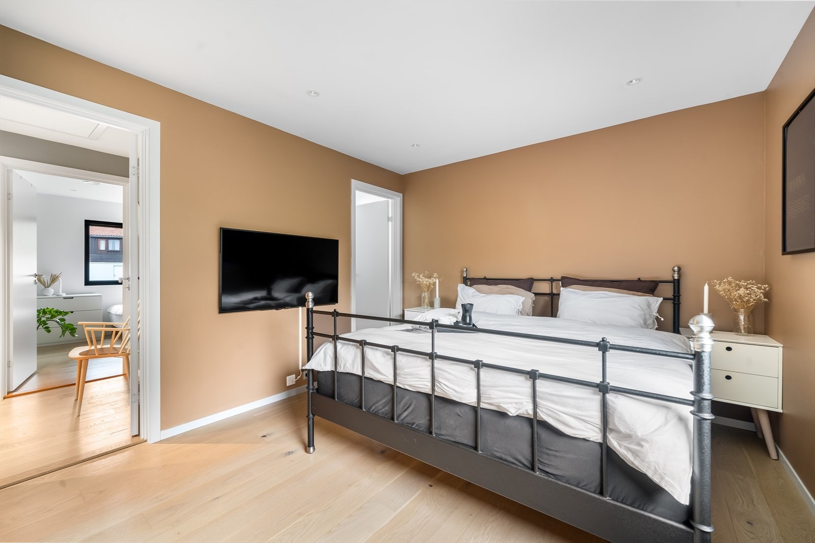 Hovedsoverom med inngang til garderoberom. Galleribilde