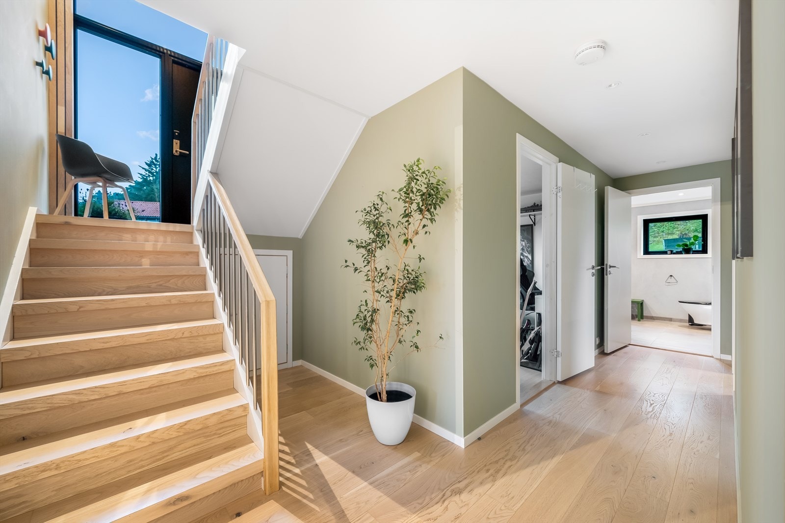 Trappen fører ned til en gang en vid gang i underetasjen. Galleribilde