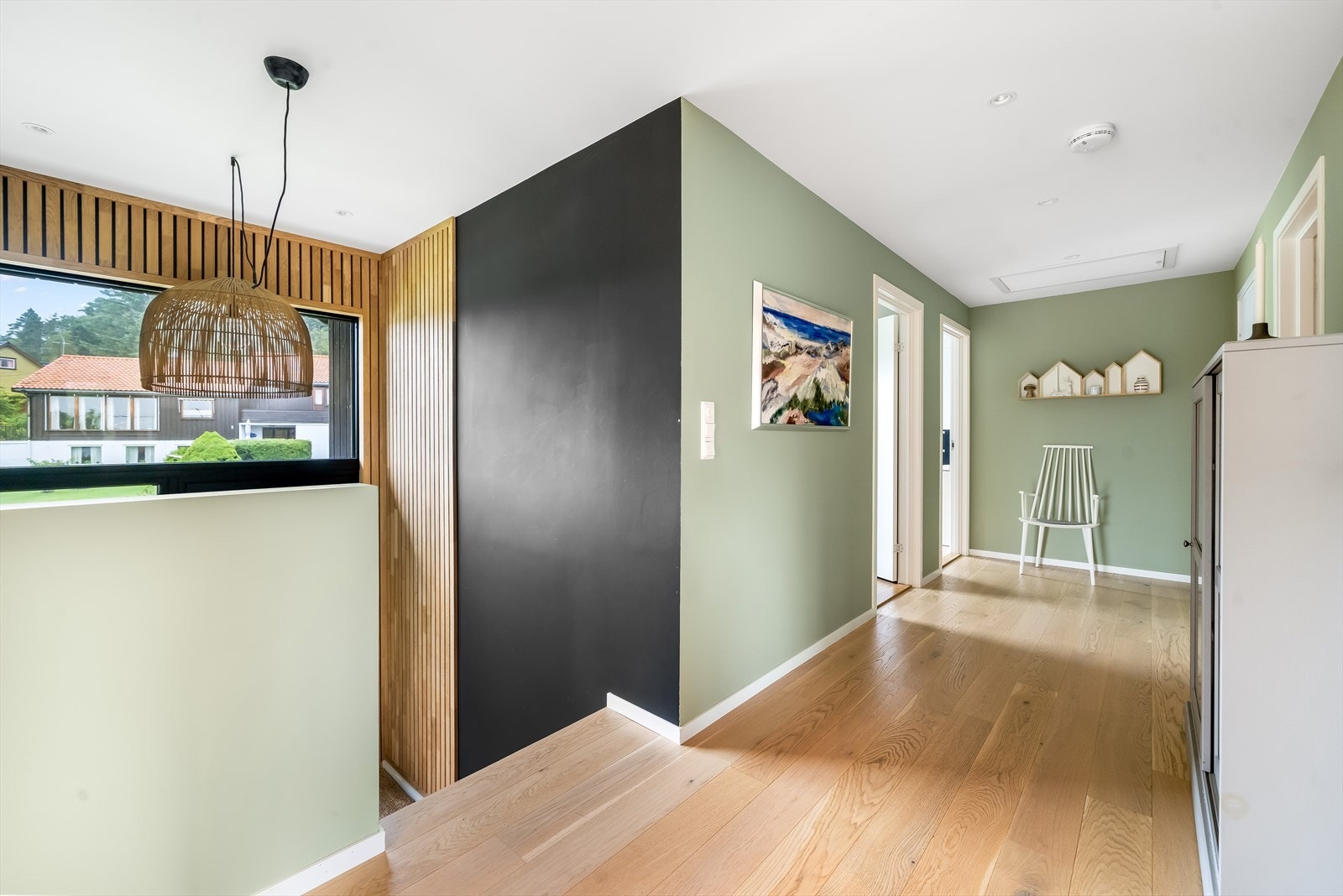 Vid gang med trapp ned til underetasjen og luke opp til loftet. Galleribilde