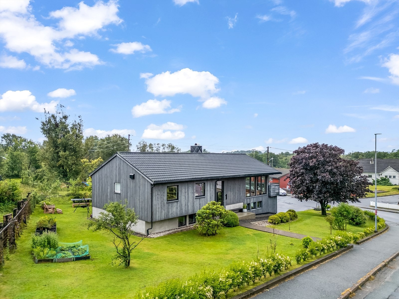 Eiendomsmegler MNEF Anita Cecilie Gabrielsen ønsker velkommen til Industriveien 1! Galleribilde