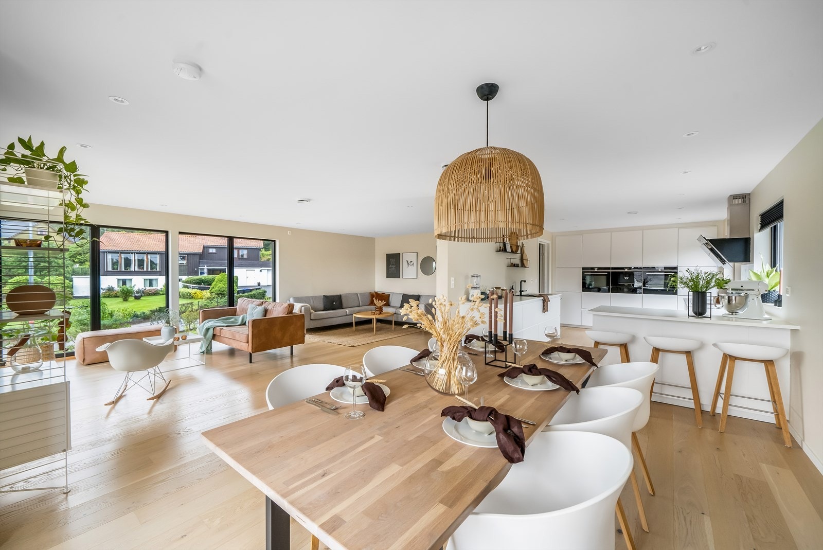 Delikat innredet stue med åpen løsning mot kjøkkenet. Galleribilde