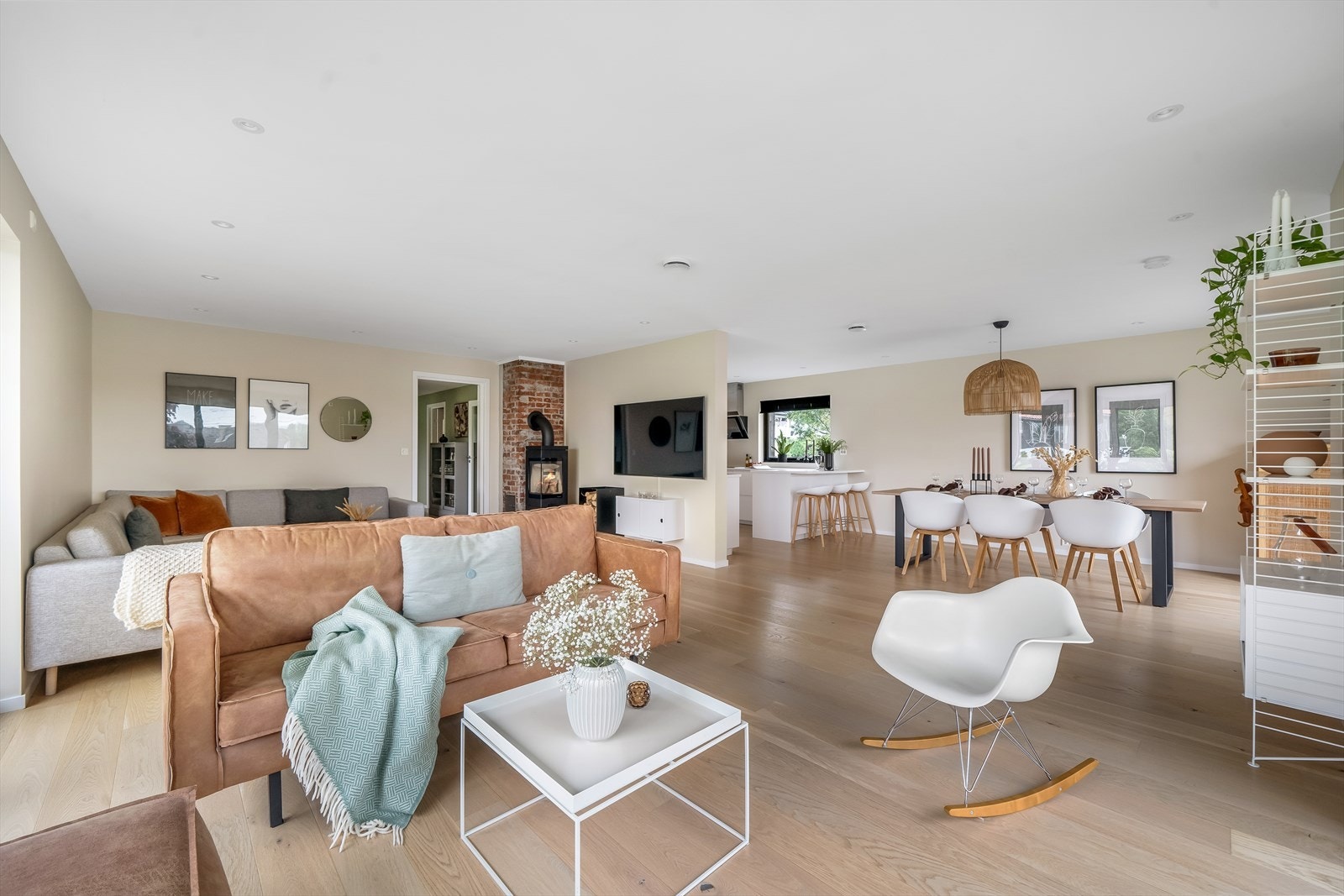 Boligen er gjennomgående delikat innredet i harmoniske fargetoner og godt materialvalg. Galleribilde