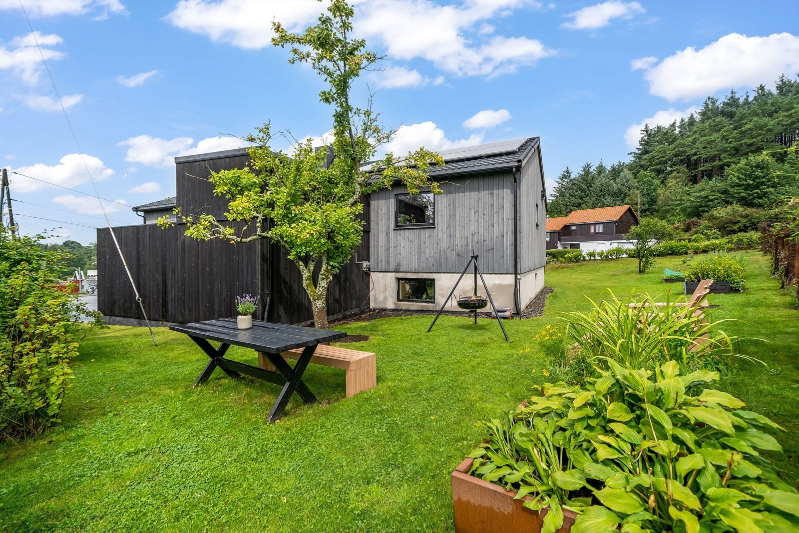 På eiendommen er det flere fine uteplasser hvor man kan slå seg ned. Galleribilde