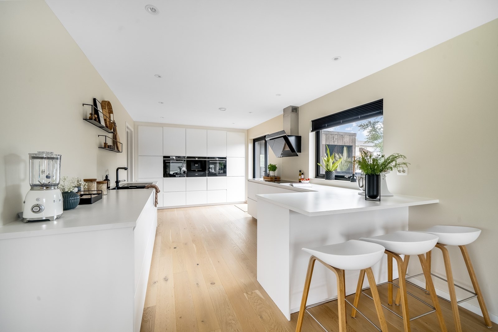 Meget innholdsrikt og godt utstyrt kjøkken med alle hvitevarer integrert. Kjøkkenet er utstyrt med integrert kaffemaskin, 2 stekeovner (1 damp og en kombiovn med pyrolyse), kombiskap og kjøleskap. Galleribilde