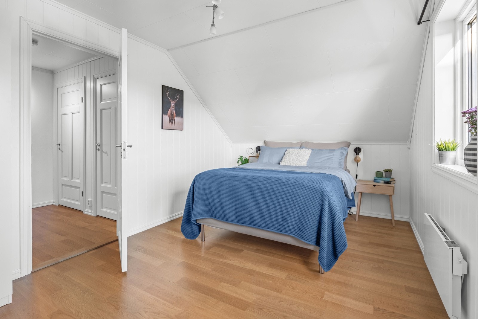 God plass til stor seng og skrivepult Galleribilde