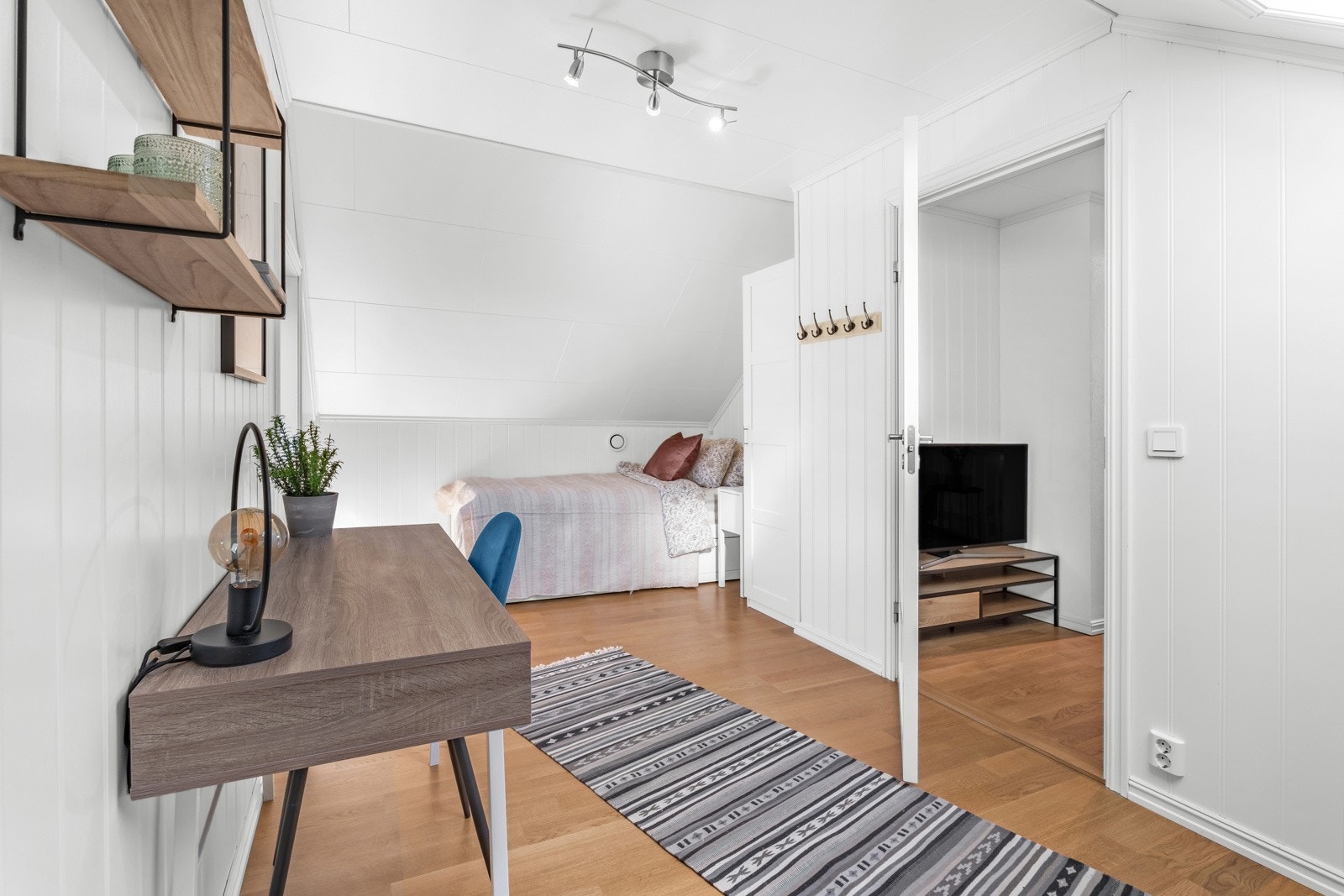 Også her er det god plass til stor seng og det du måtte trenge Galleribilde