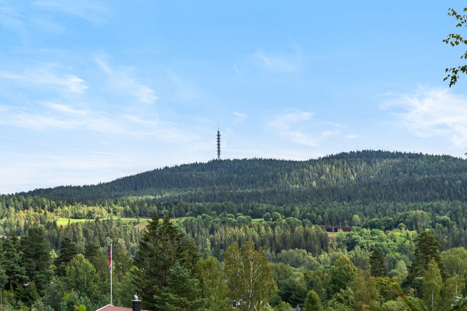 Om du ønsker en naturnær bolighverdag, fantastiske bokvaliteter og et eget hus så ses vi på visning! Galleribilde