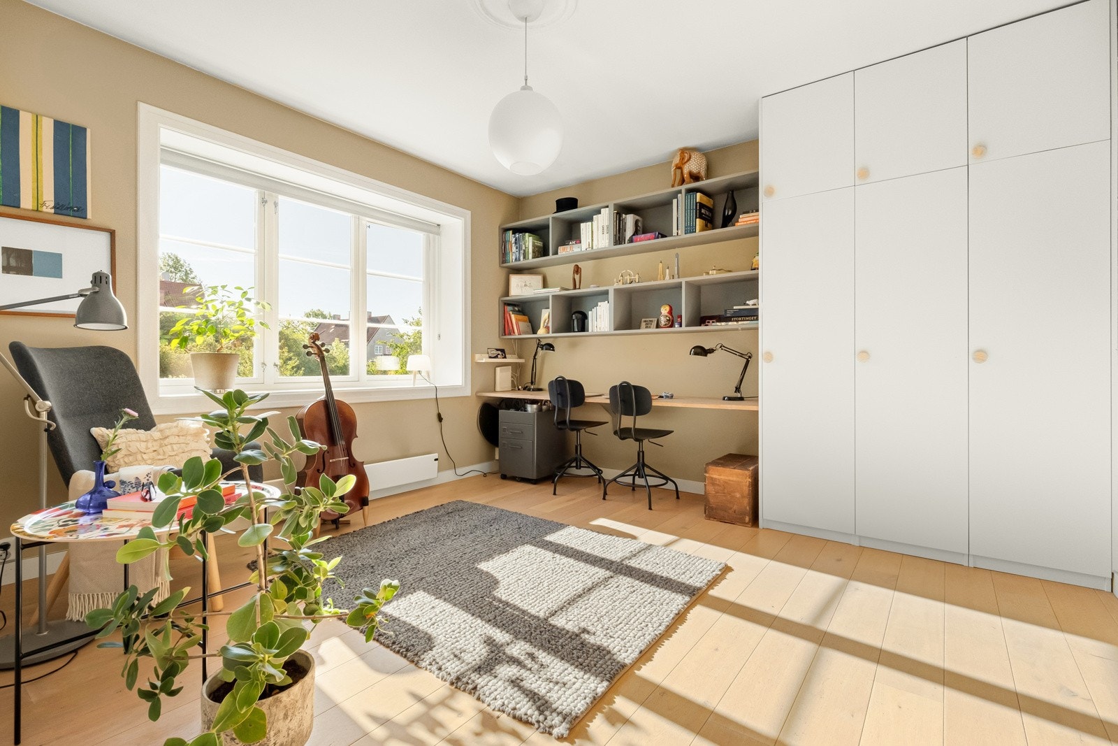 Dette rommet kan enkelt blir et ekstra soverom for de som trenger det. Et skikkelig lyst et! Galleribilde