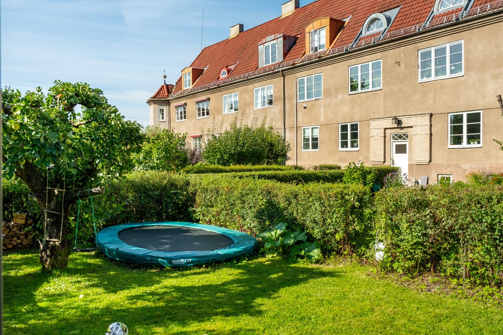 Nedgravd trampoline er verdens beste Life-hack! Galleribilde