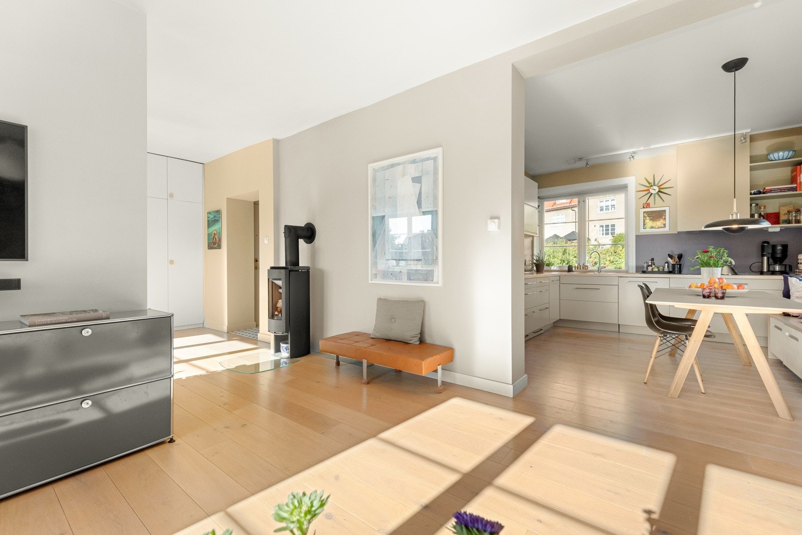 Kjøkkenet, stua og det som i dag brukes som allrom har et enormt volum. Galleribilde