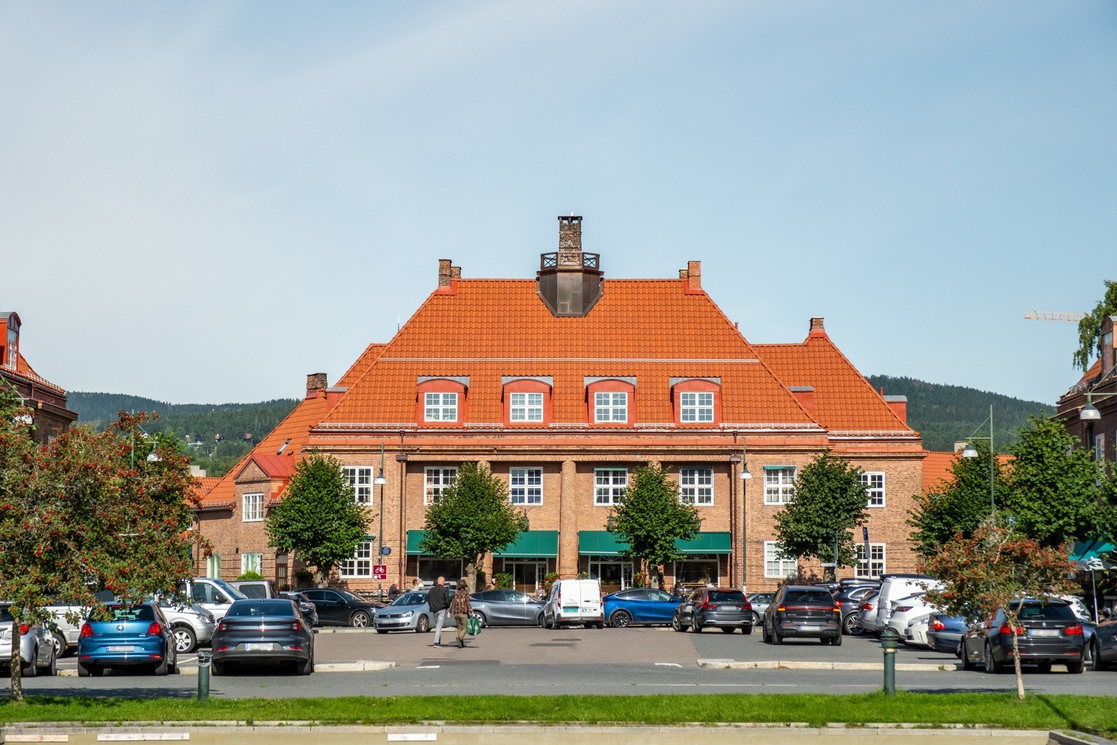 Rett over gaten er Åpent Bakeri på Damplassen. Galleribilde