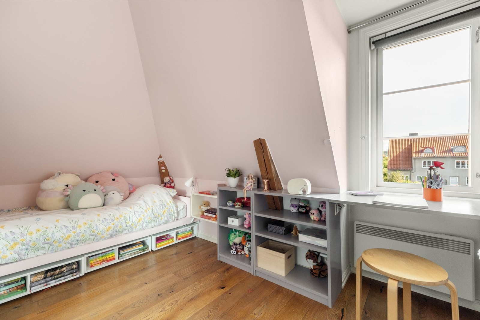 Nå er vi inne på soverom 2 i 2. etg. Galleribilde