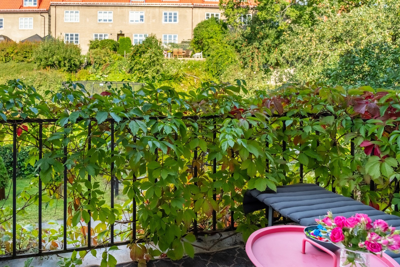 Balkongen deles av beboerne i oppgangen, og vender mot vest. Galleribilde