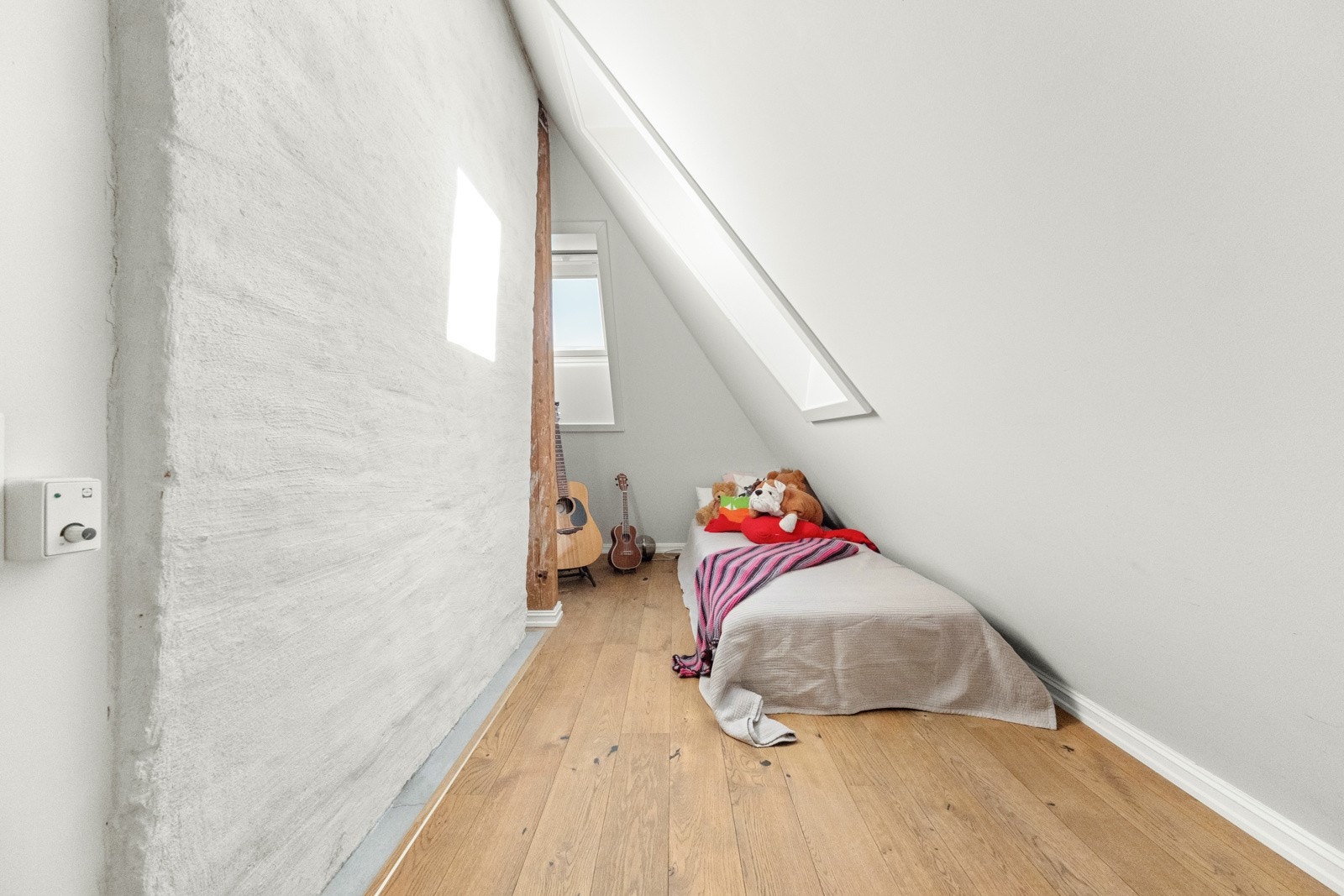 Loftsrommet er perfekt som lekerom, eller for pappaer som snorker. Galleribilde