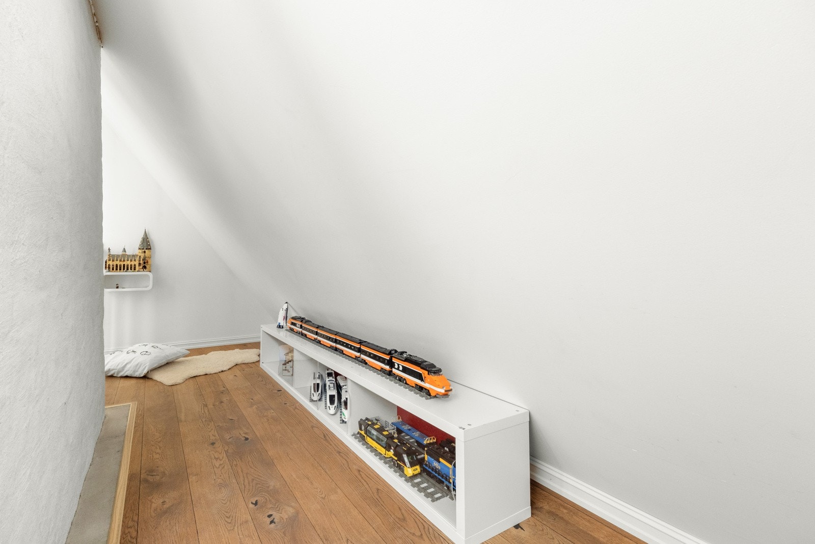 Egentlig er det Legoby her, men til foto for salg måtte det være litt mer ryddig. Galleribilde