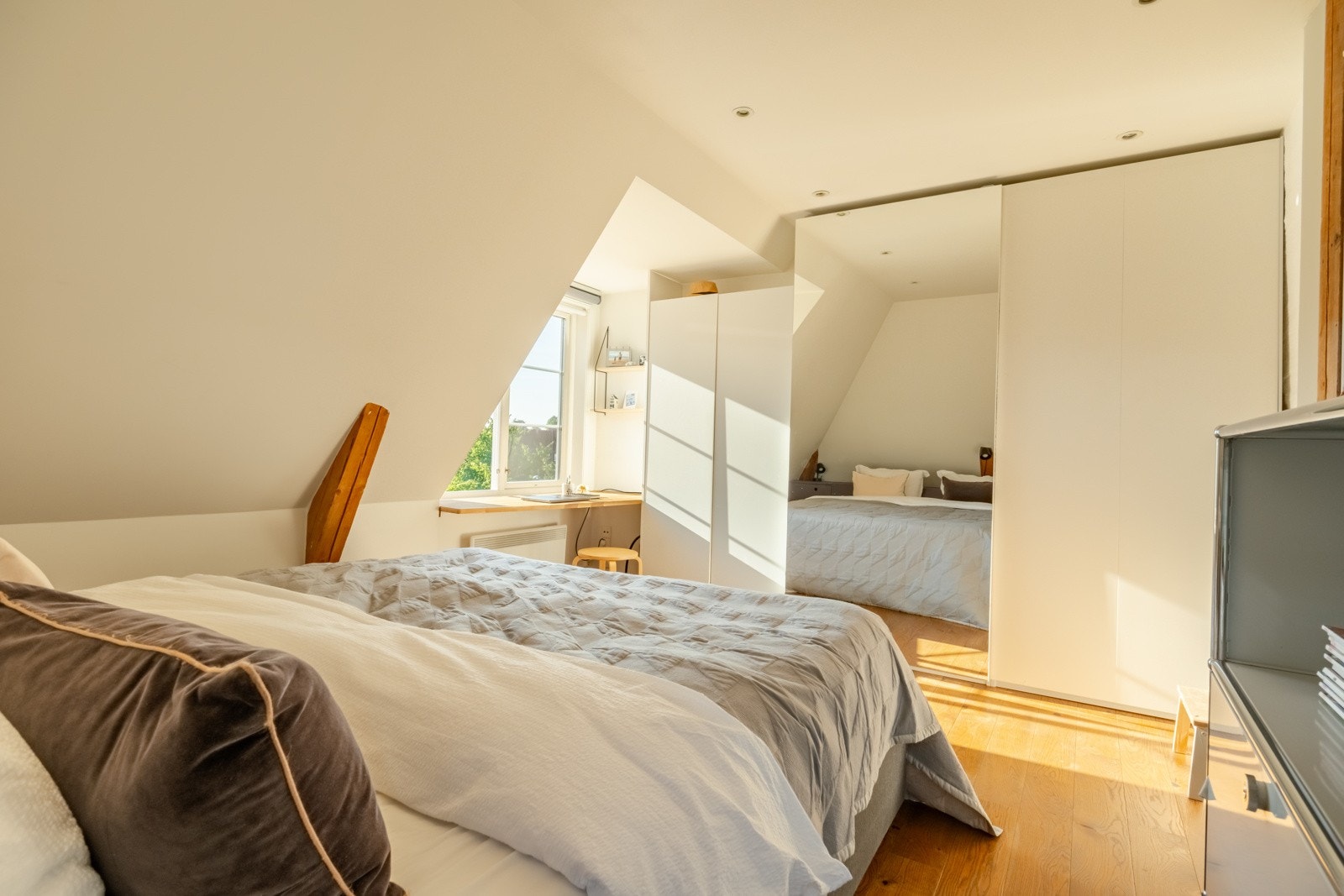 Hovedsoverommet er romslig, og har stor garderobe. Galleribilde