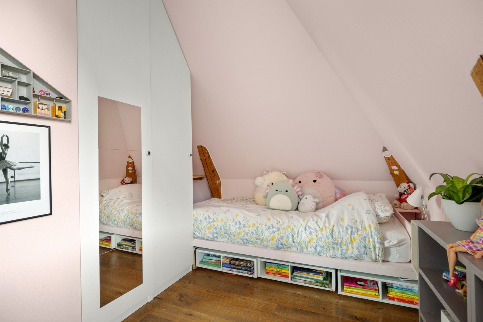 Smart lagt opp med plassbygget seng. Galleribilde