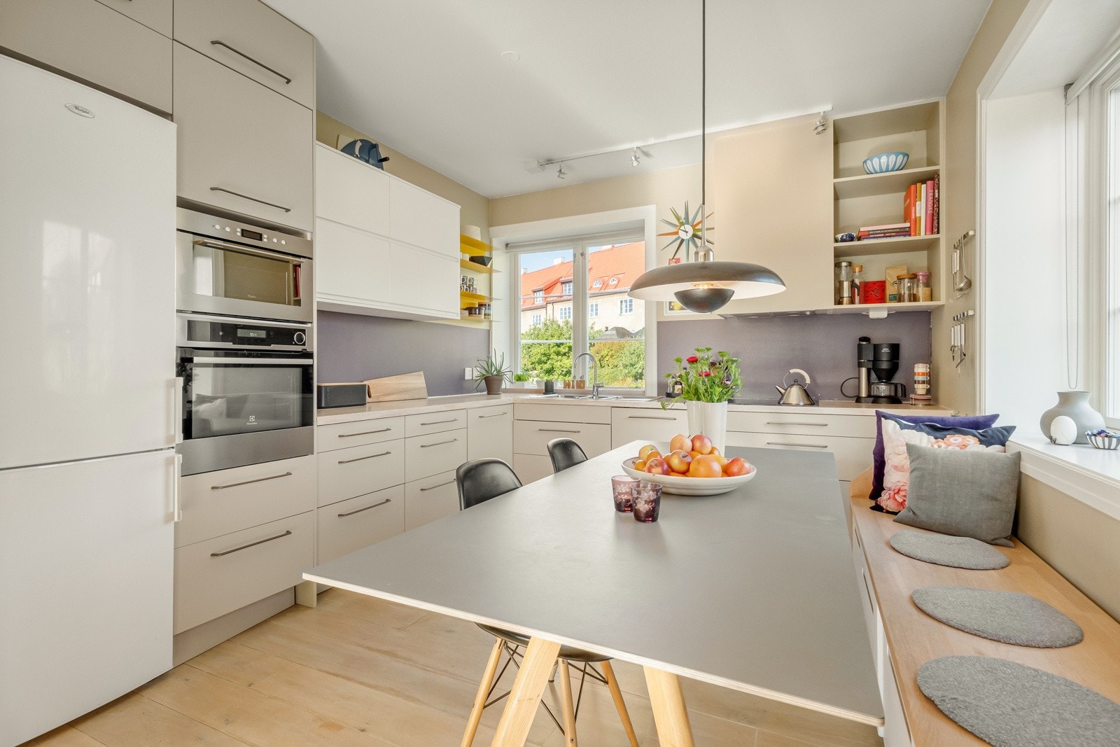 Nydelig spisekjøkken, delvis åpent men likevel godt adskilt fra resten. Galleribilde