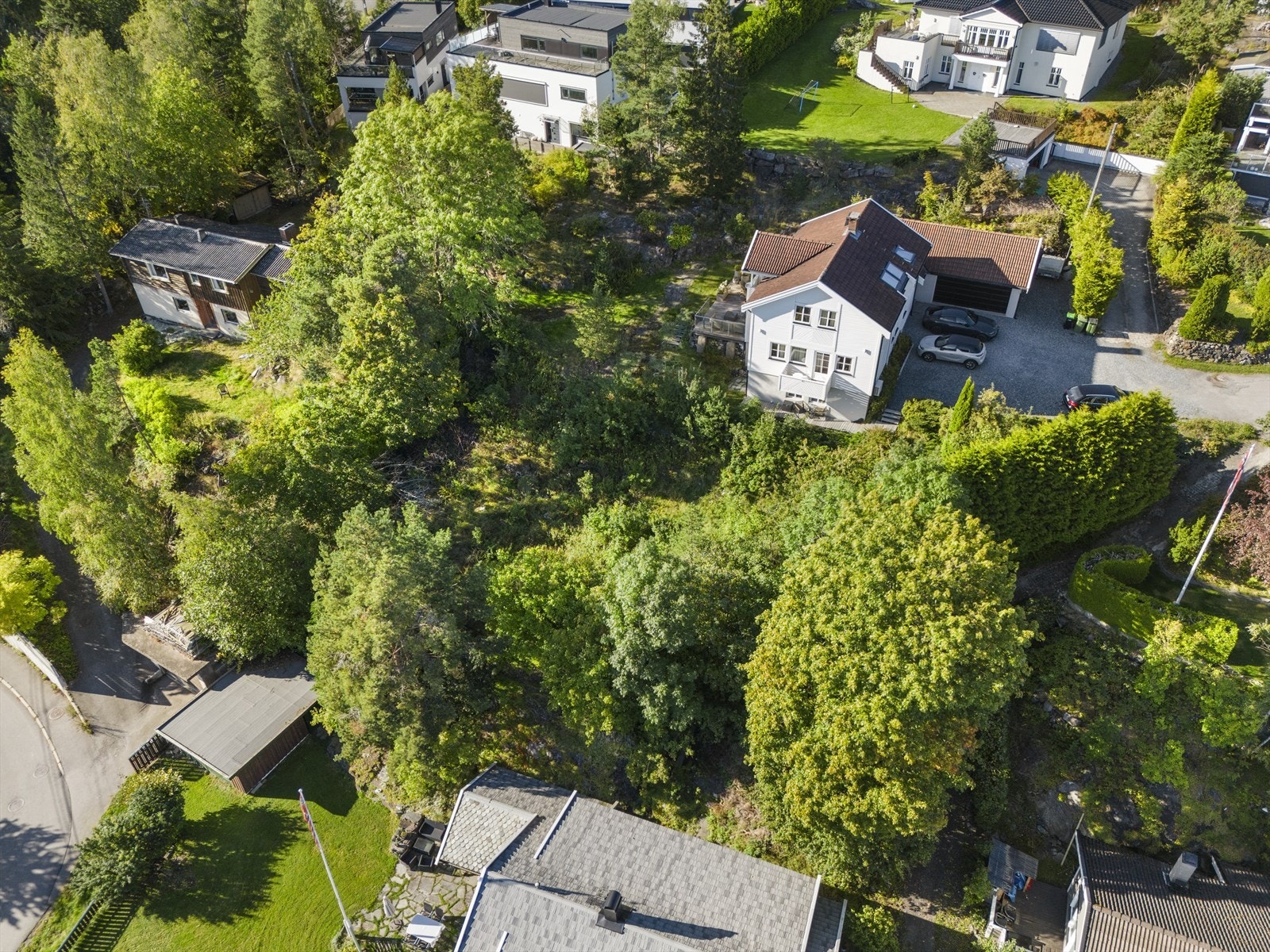 Tomten er beliggende på Fjellhamar i Lørenskog kommune bestående av etablert boligbebyggelse. Galleribilde