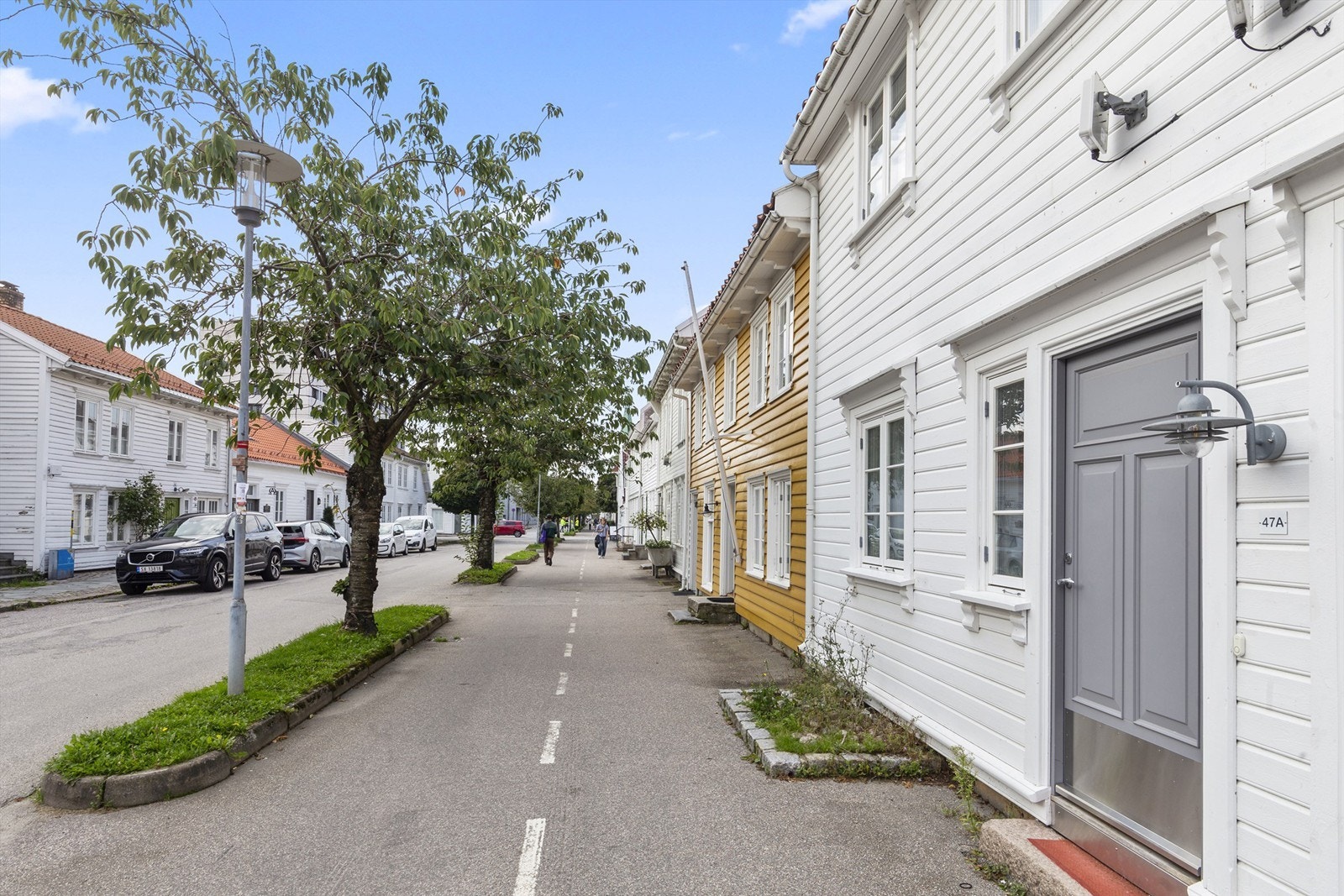 Rådhusgata er en veldig koselig og attraktiv gate som oppleves svært stille og rolig av beboerne. Det tar deg kun få minutter å spasere til Torvet/byen. Galleribilde
