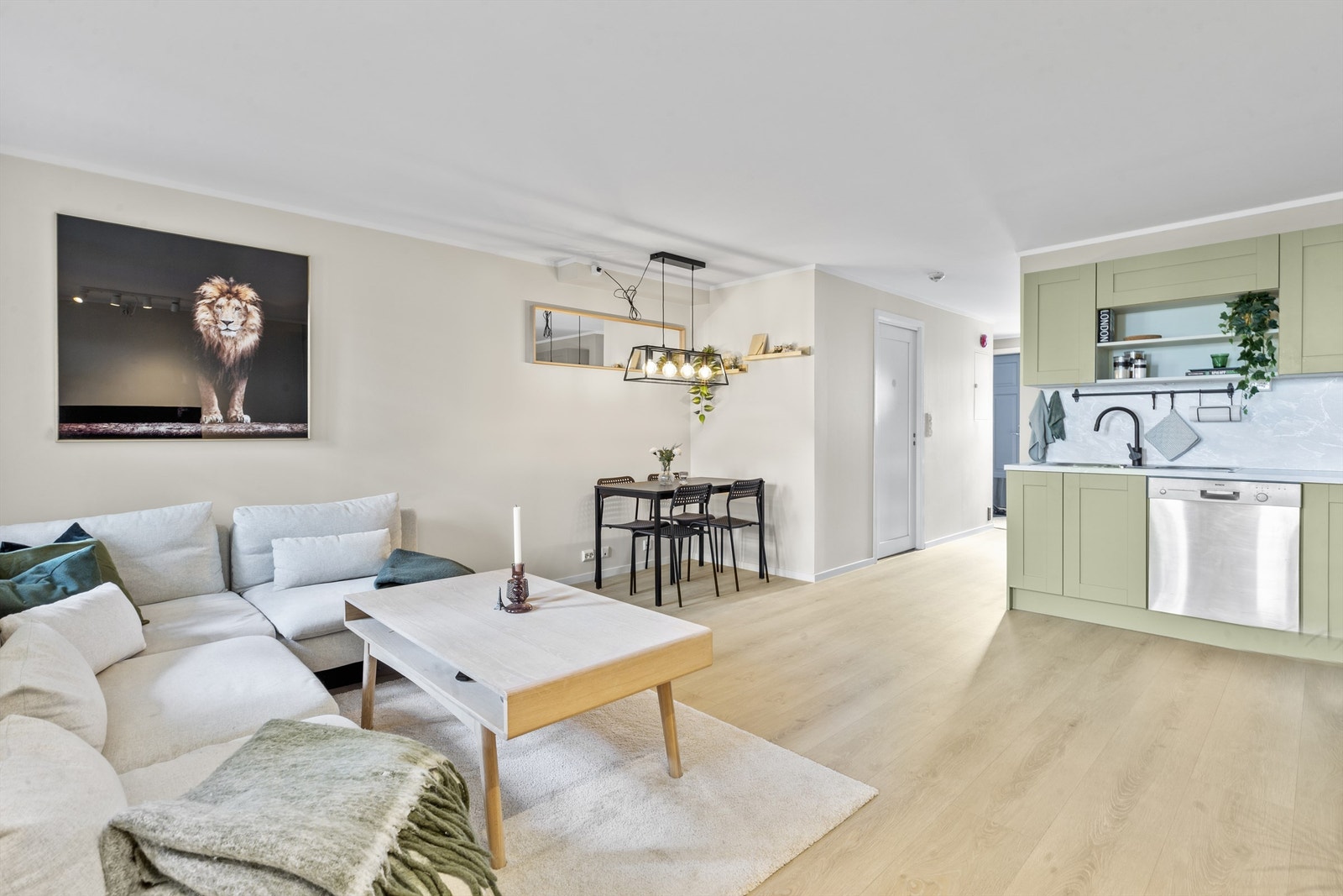 Med sine innbydende og behagelige fargevalg på overflatene, vil du oppleve leiligheten som svært trivelig. Det er romslig stue for møblering av sofa og spisebord. Galleribilde