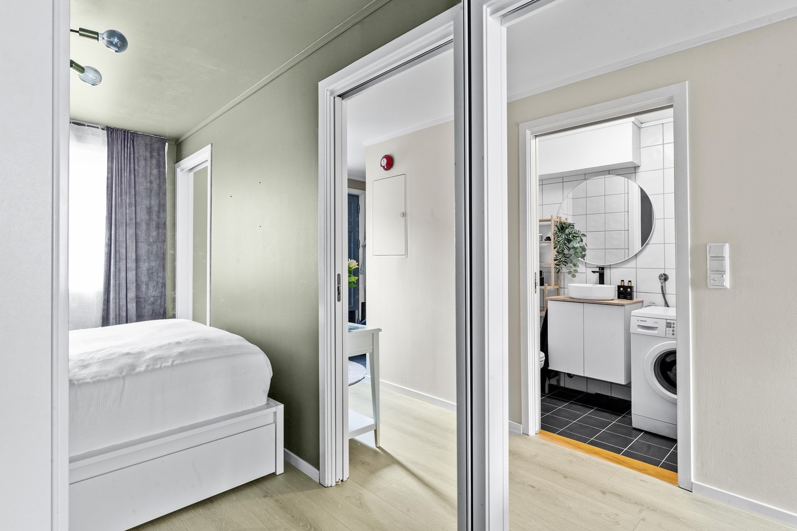 Bilde tatt fra soverom, mot garderobe og gang. Galleribilde