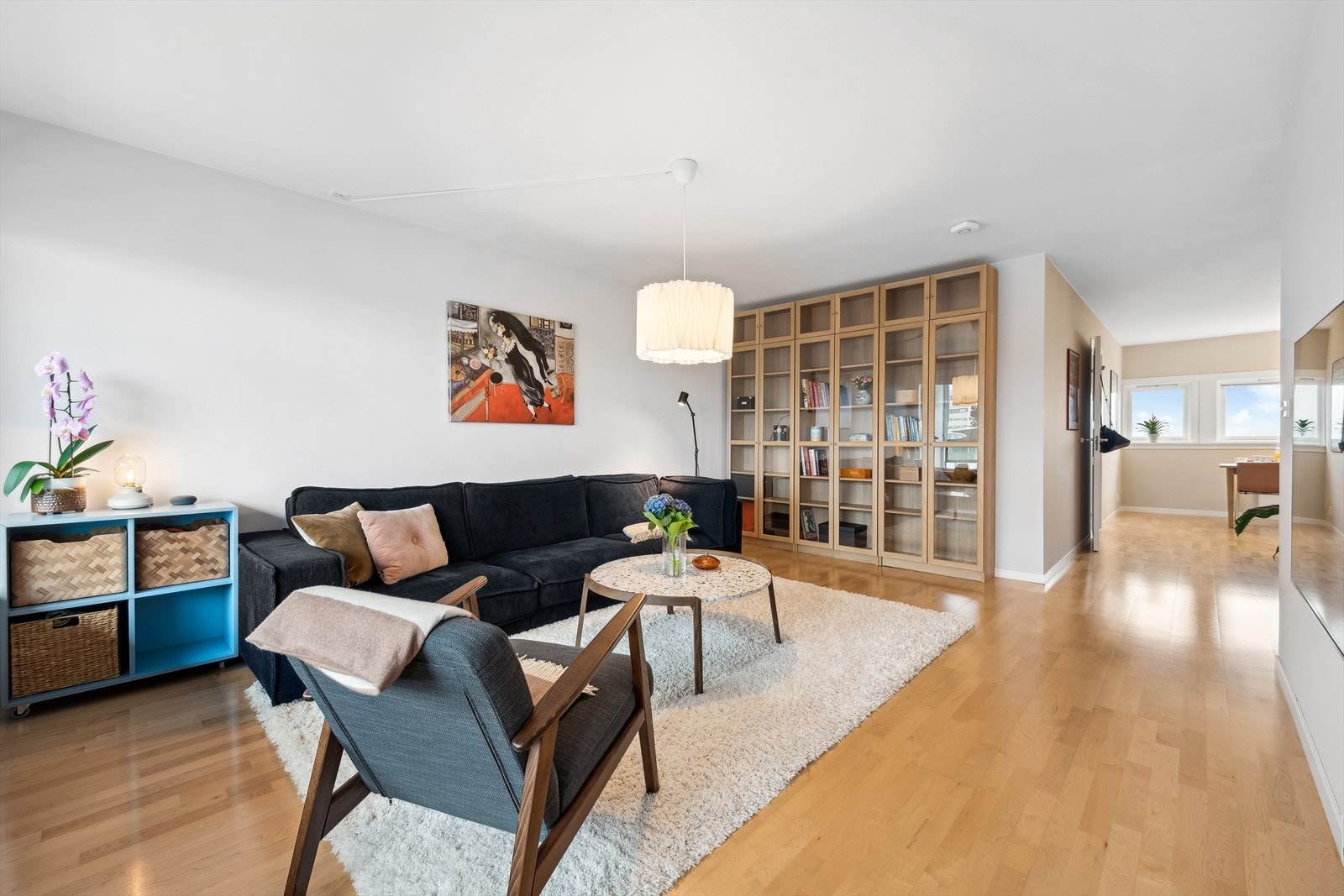 Lys og romslig stue med god plass til det man skulle ønske av møbler. Galleribilde