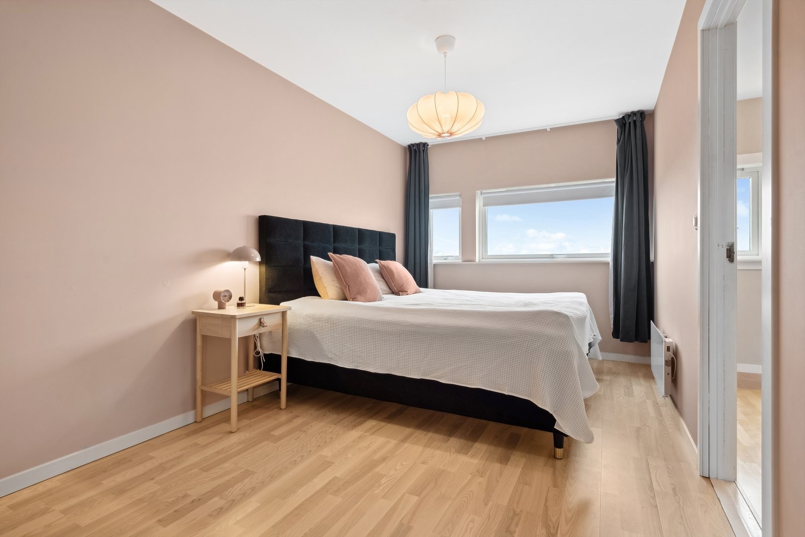 Her er det god plass til en stor dobbeltseng. Mulighet for å etablere en walk in closet. Galleribilde