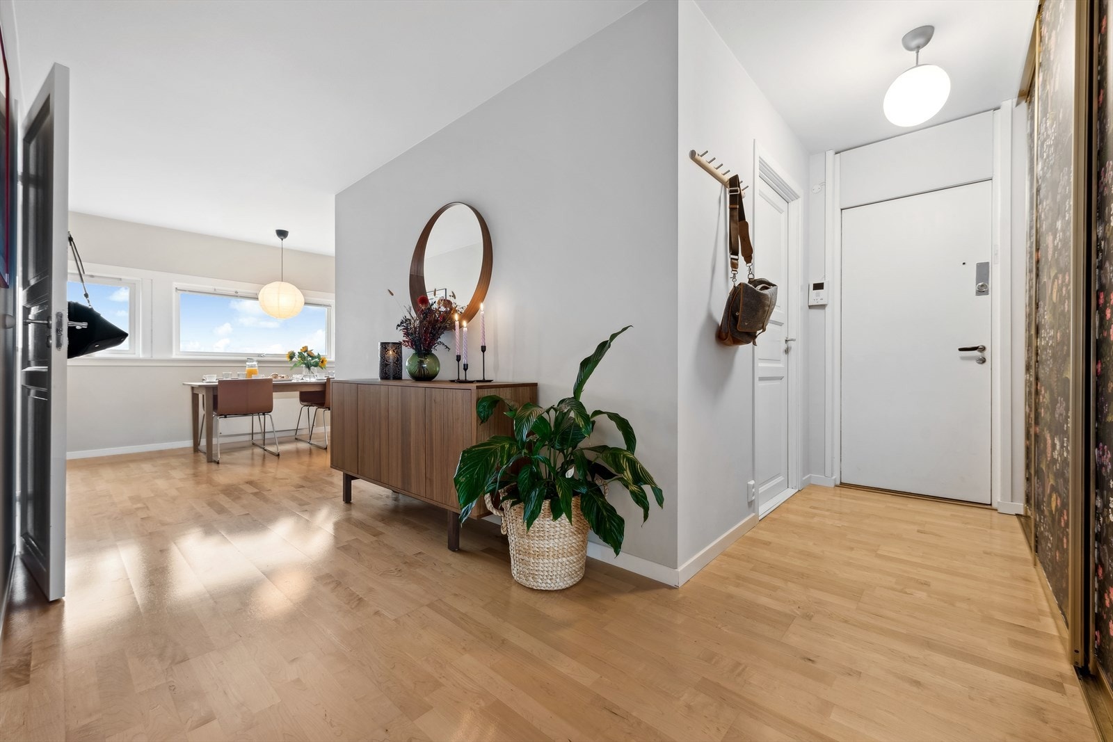 Stig på til en innbydende entré med plass til å henge fra seg yttertøy og legge fra seg skoene i gangen. Dørcallinganlegg ved inngangsdøren. Galleribilde