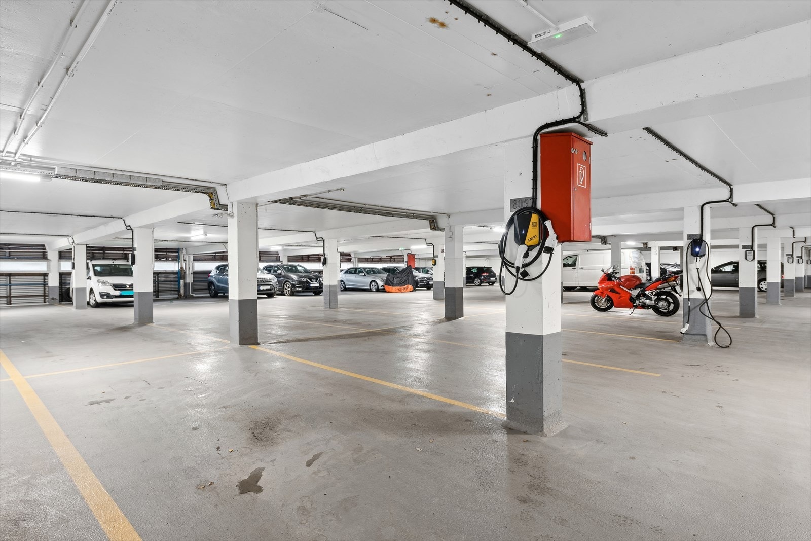 Garasjeplass med EL-bil lader medfølger boligen. I tillegg disponerer boligen en bod i kjeller og en bod i garasjebygg. Galleribilde