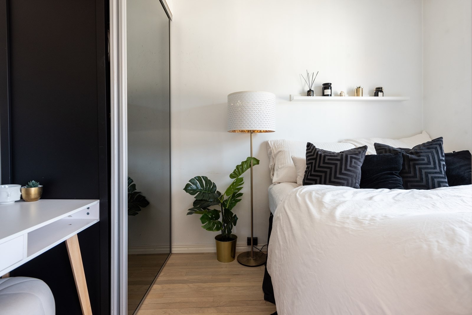 Dyp skyvedørsgarderobe med plass til kontorpult. Galleribilde