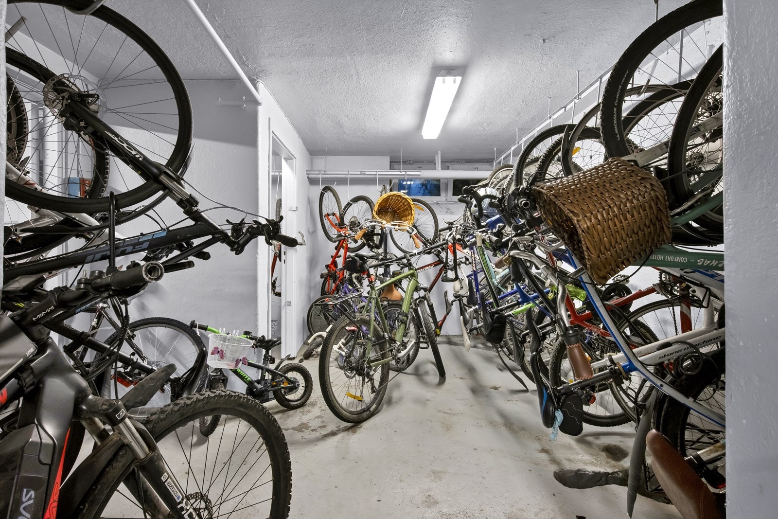 Sykkelparkering i kjelleren. Galleribilde