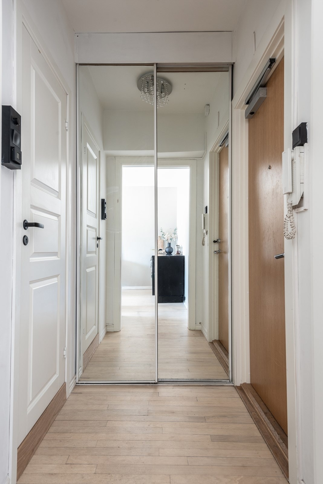 Romslig entré med skyvedørsgarderobe. Galleribilde