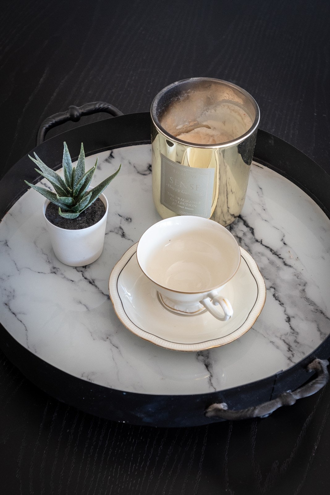 Nyt en kopp kaffe og solnedgangen fra stuevinduet. Galleribilde