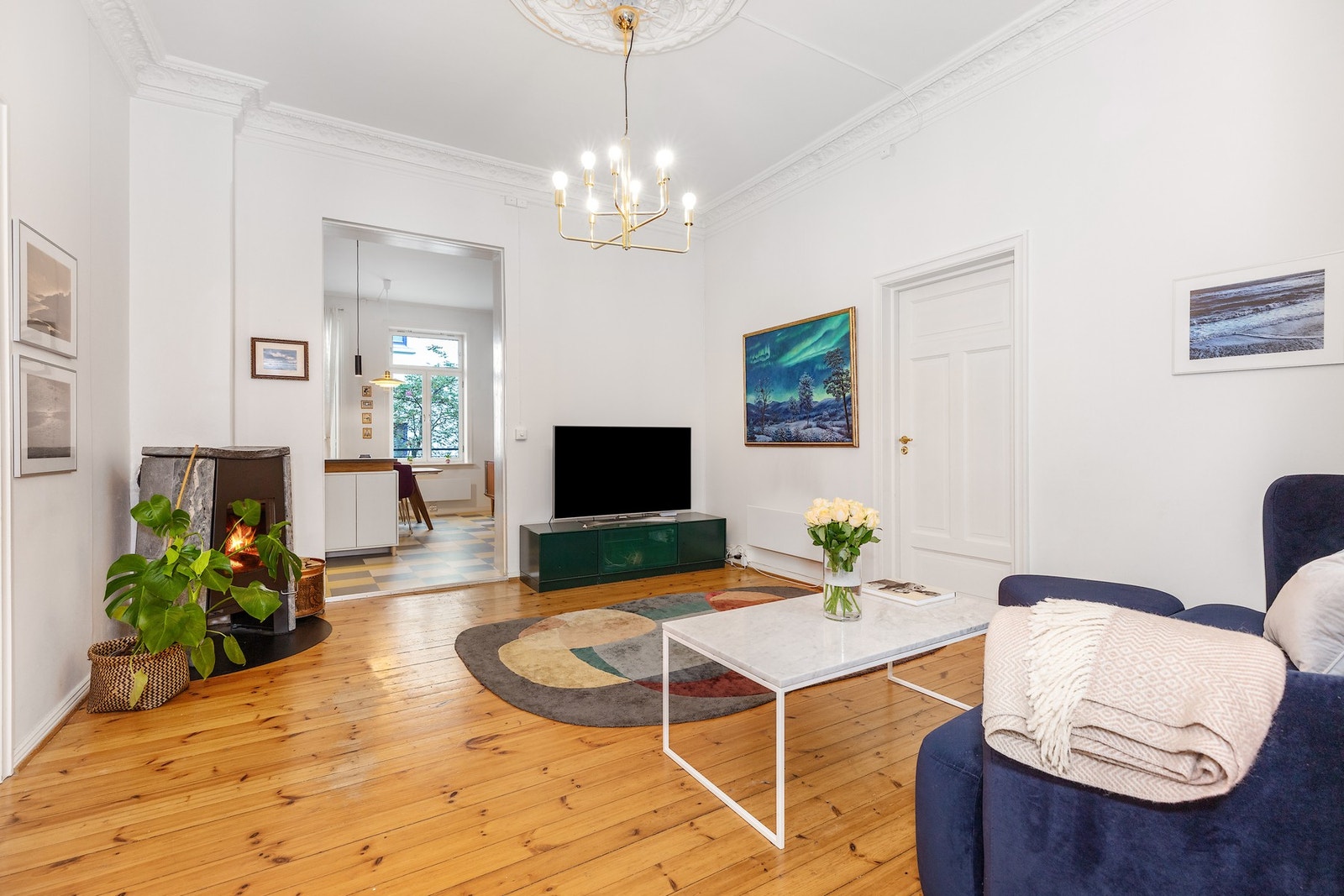Stor stue med koselig peisovn i hjørnet. Galleribilde
